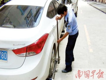 交警进小区拖车引质疑 小区乱停车交警也管